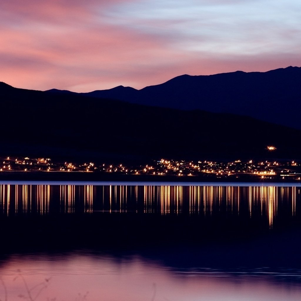 Обои огни, вечер, горы, закат, пейзаж, горизонт, водоем, lights, the evening, mountains, sunset, landscape, horizon, pond разрешение 1920x1080 Загрузить