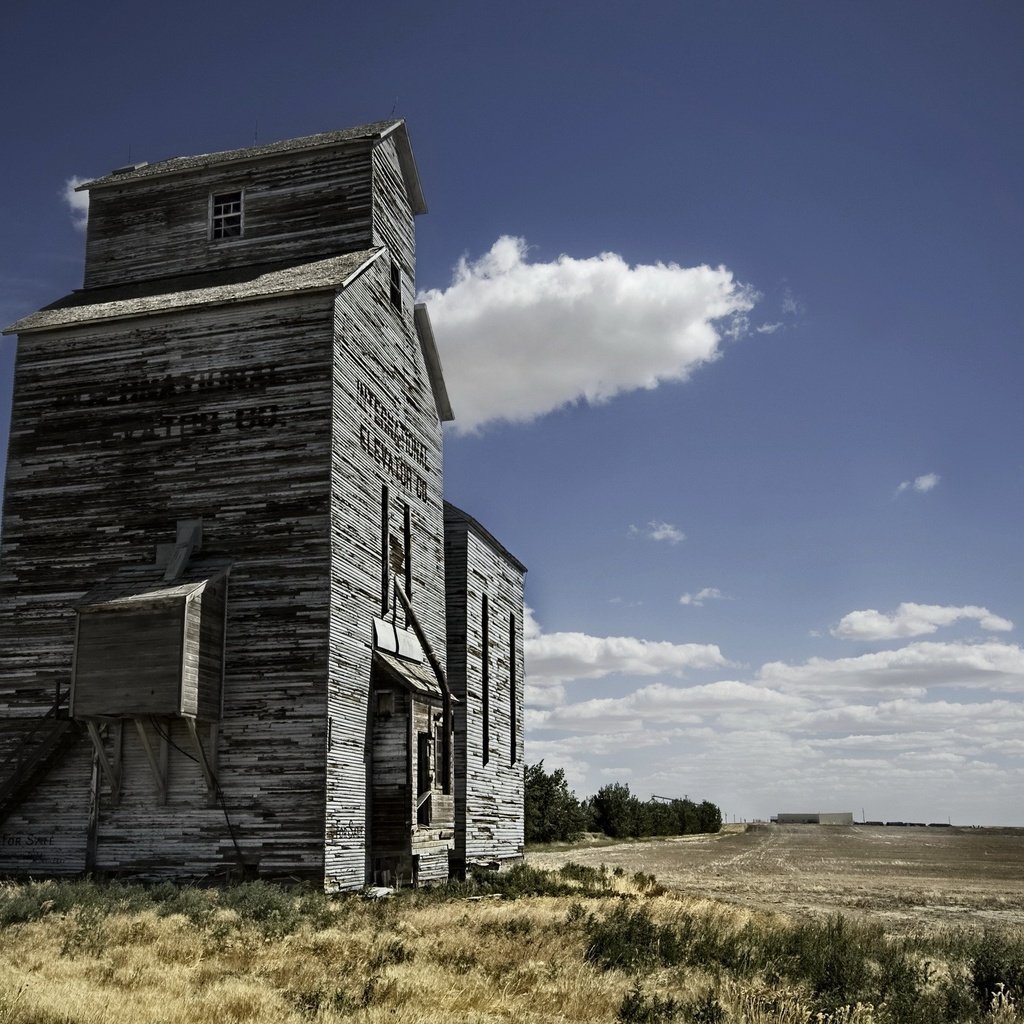 Обои облака, поле, здание, амбар, clouds, field, the building, the barn разрешение 2560x1600 Загрузить