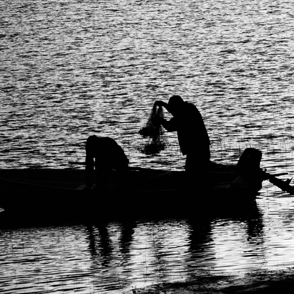 Обои вода, люди, черно-белая, лодка, рыбалка, water, people, black and white, boat, fishing разрешение 3032x2016 Загрузить