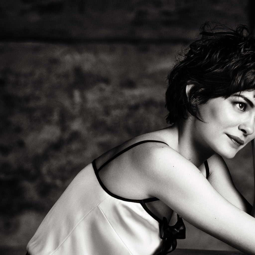 Обои улыбка, брюнетка, чёрно-белое, черно-белая, одри тоту, smile, brunette, black and white, audrey tautou разрешение 4001x2667 Загрузить