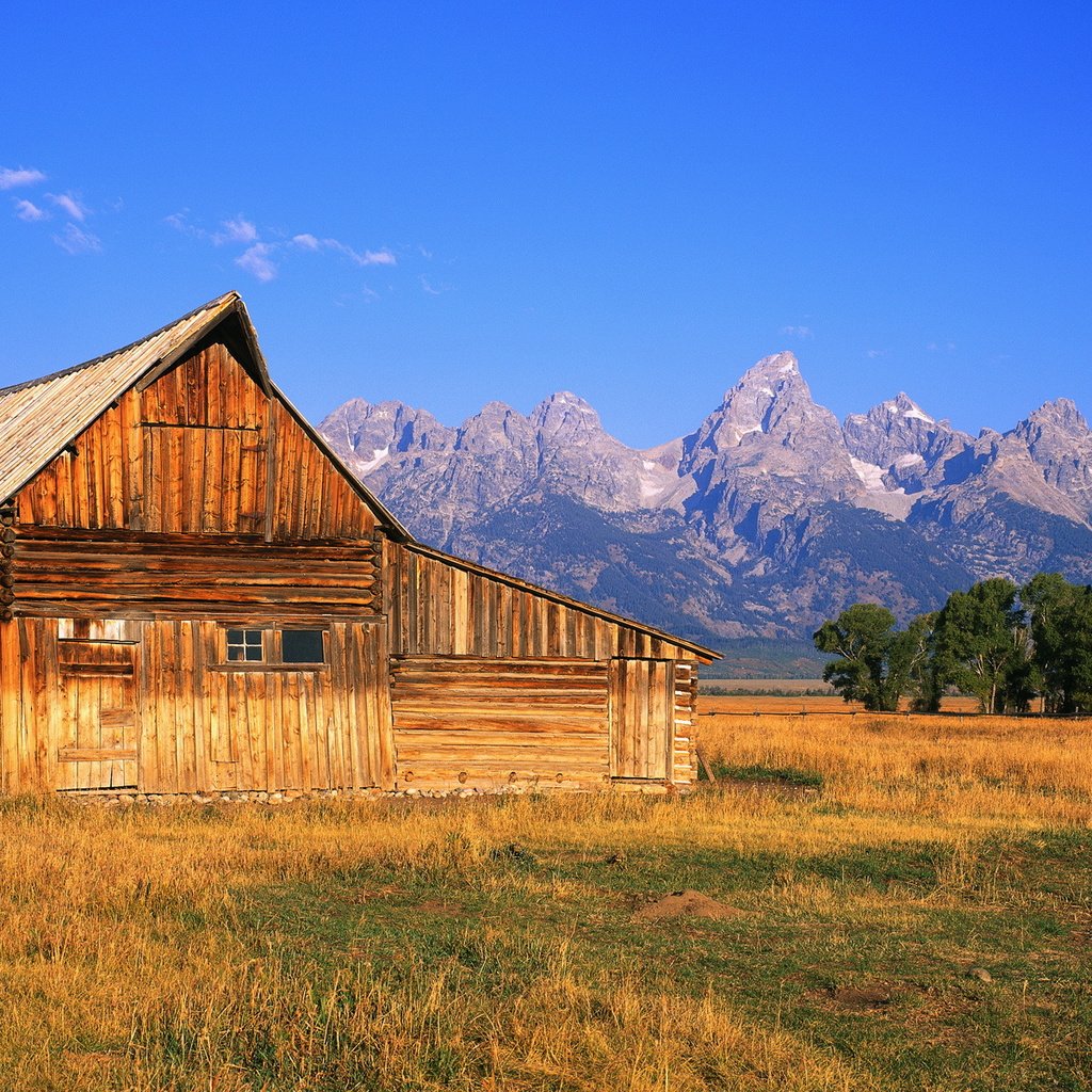 Обои небо, горы, панорама, дом, долина, the sky, mountains, panorama, house, valley разрешение 3750x1200 Загрузить