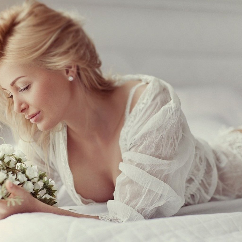 Блондинка в кровати с цветами