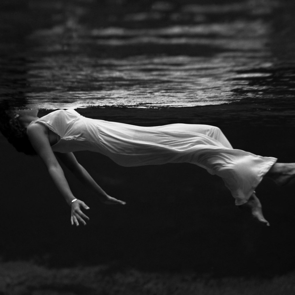 Обои вода, девушка, платье, чёрно-белое, креатив, белое, water, girl, dress, black and white, creative, white разрешение 2560x1600 Загрузить