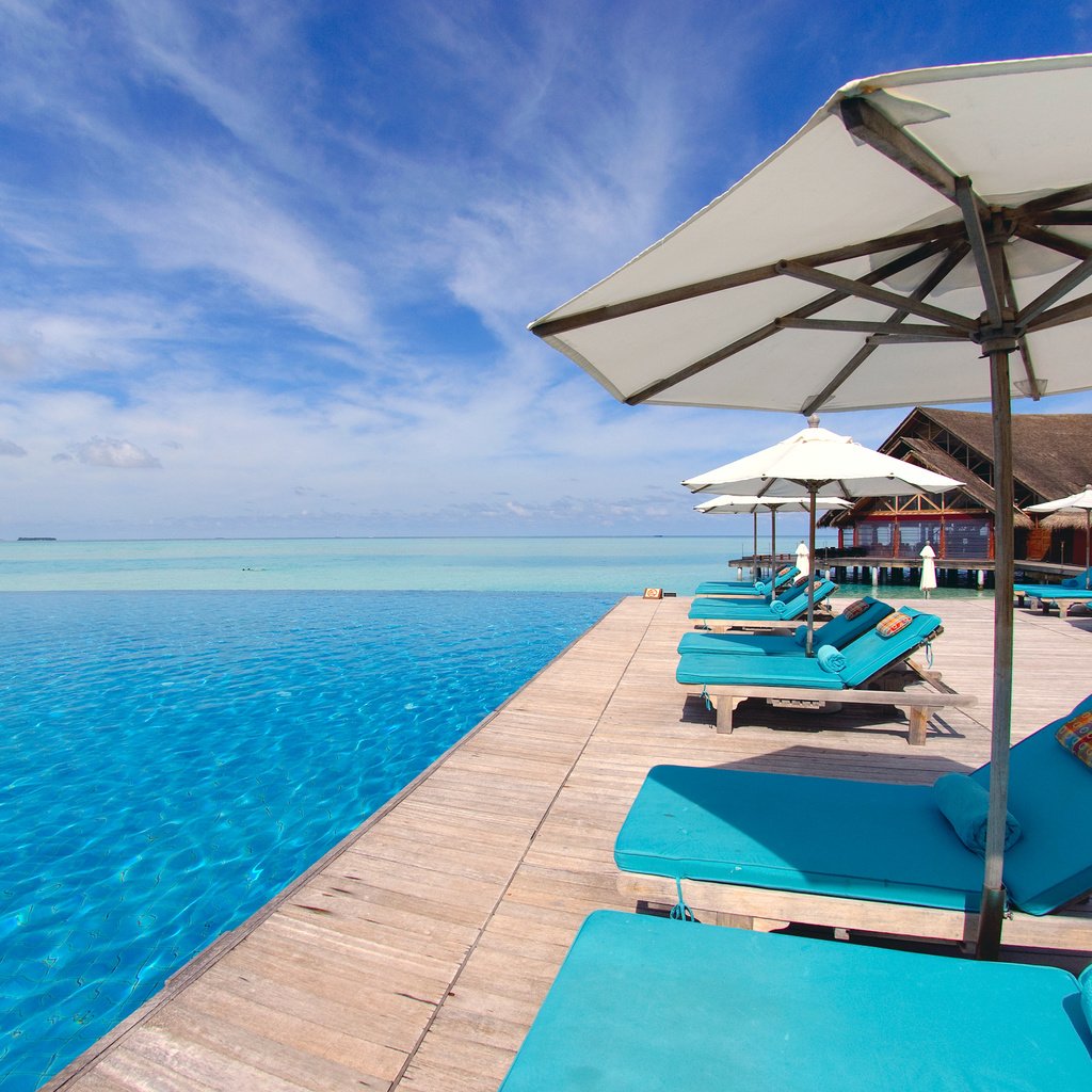 Обои курорт, лежаки, тропики, мальдивы, resort, sunbeds, tropics, the maldives разрешение 2835x1625 Загрузить