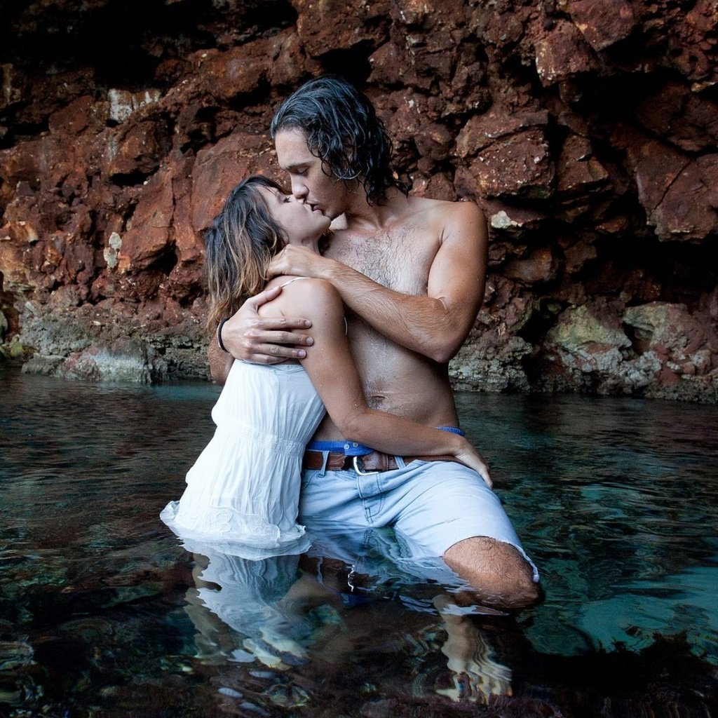 Обои вода, камни, девушка, парень, любовь, пара, поцелуй, water, stones, girl, guy, love, pair, kiss разрешение 1920x1080 Загрузить