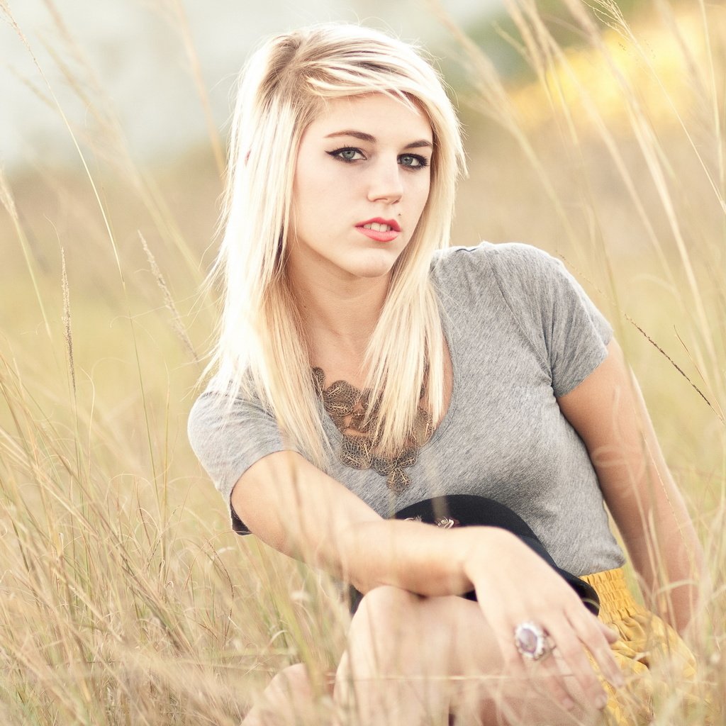 Обои природа, поле, взгляд, пирсинг, девушка блондинка, nature, field, look, piercing, blonde girl разрешение 2560x1600 Загрузить