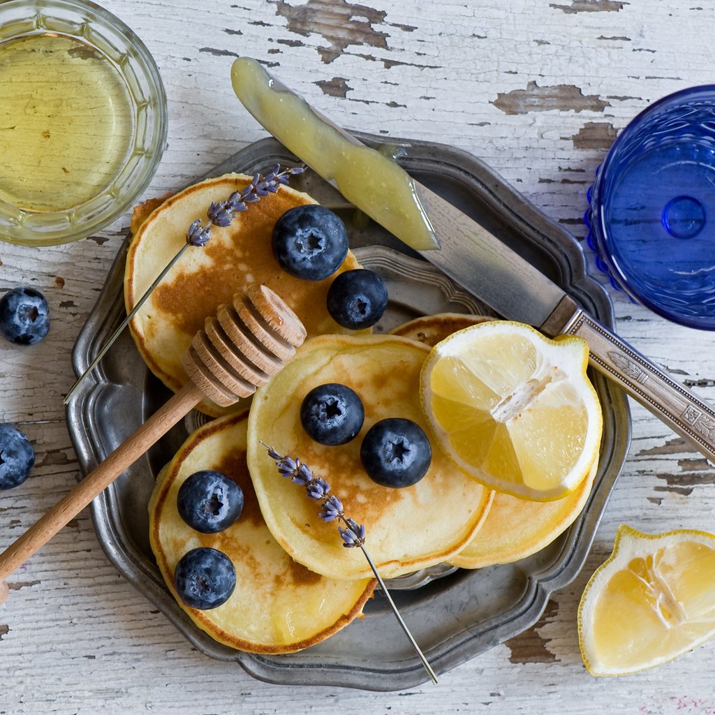 Обои лаванда, лимон, ягоды, черника, стаканы, нож, оладьи, anna verdina, lavender, lemon, berries, blueberries, glasses, knife, pancakes разрешение 2000x1390 Загрузить