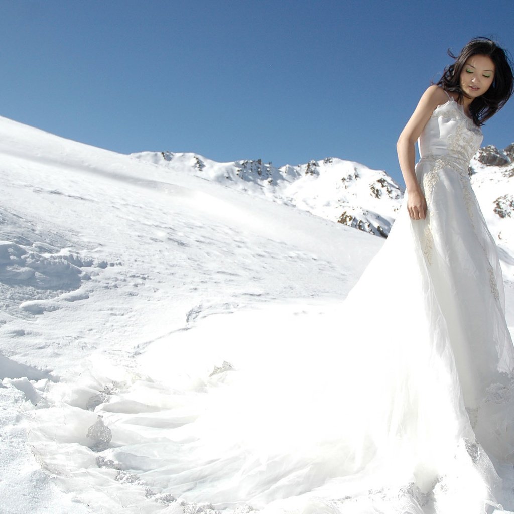 Обои горы, снег, девушка, платье, азиатка, mountains, snow, girl, dress, asian разрешение 1920x1200 Загрузить