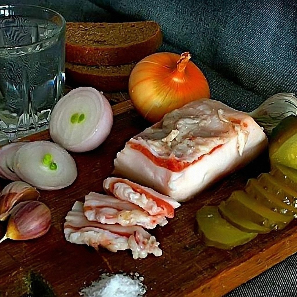 Обои лук, хлеб, водка, чеснок, огурцы, сало, bow, bread, vodka, garlic, cucumbers, fat разрешение 1920x1200 Загрузить