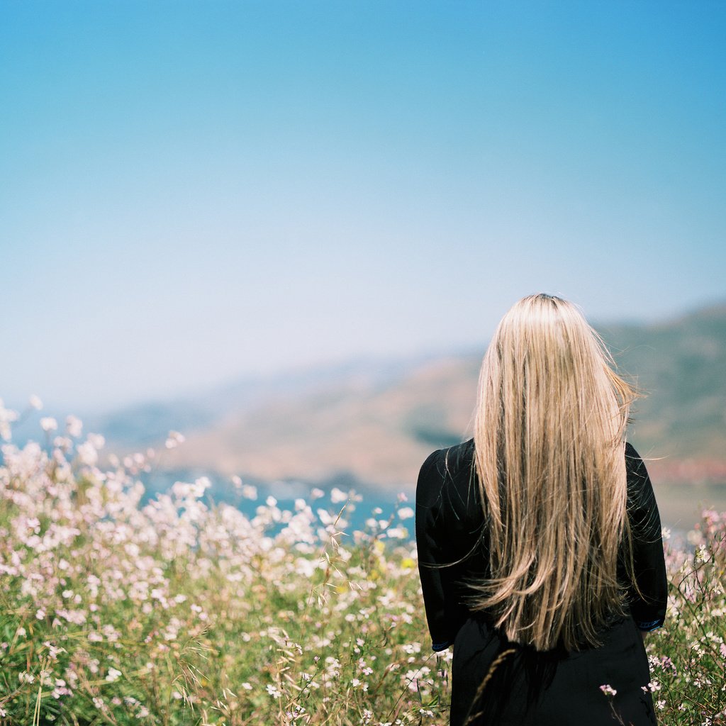 Обои небо, цветы, девушка, блондинка, волосы, the sky, flowers, girl, blonde, hair разрешение 2048x1643 Загрузить