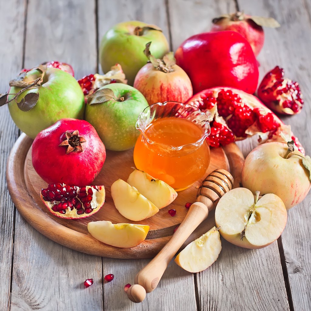 Обои яблоки, зерна, дольки, мед, гранат, сухие листья, apples, grain, slices, honey, garnet, dry leaves разрешение 3241x2592 Загрузить