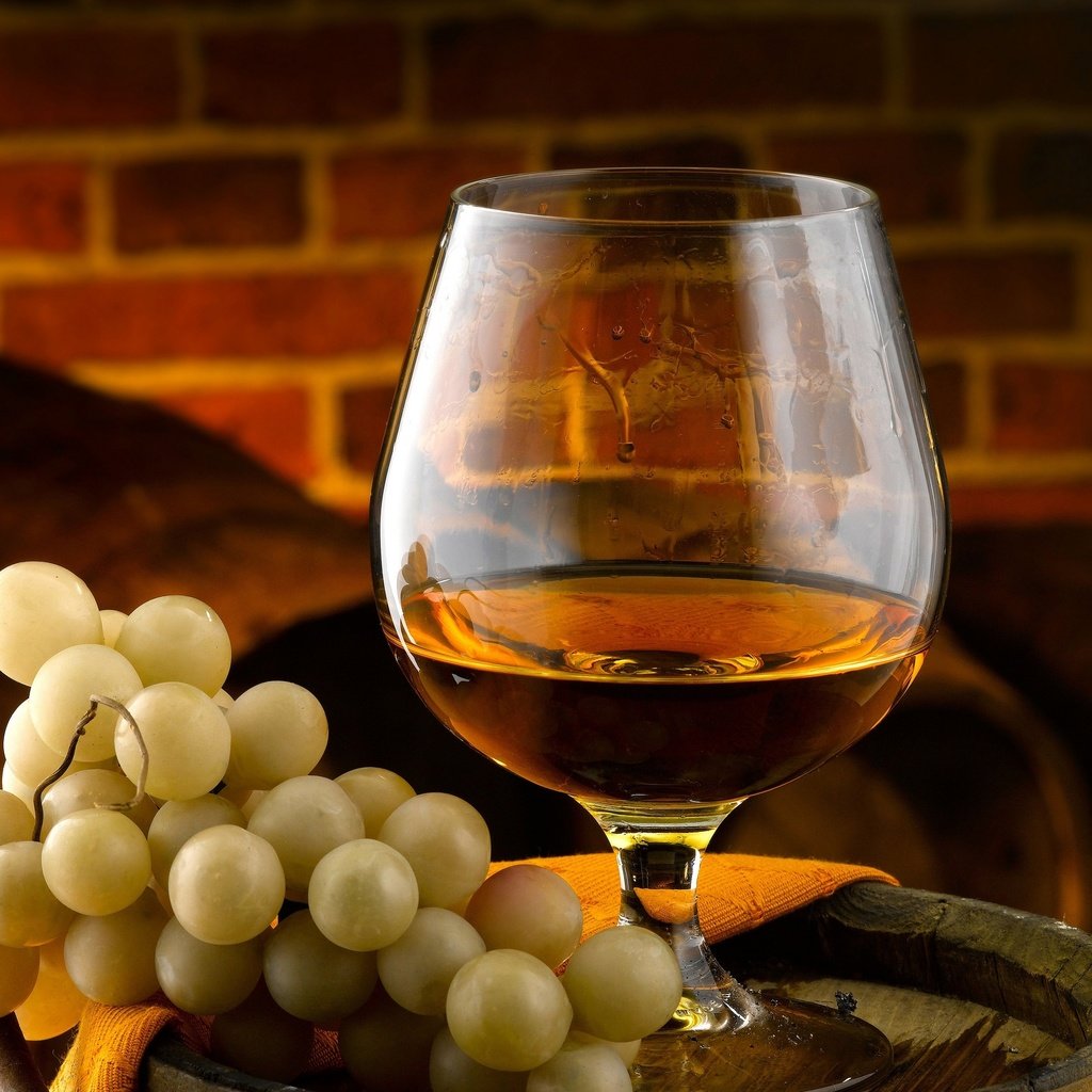 Обои виноград, бокал, вино, бочки, коньяк, алкогольные напитки, grapes, glass, wine, barrels, cognac, alcoholic beverages разрешение 3840x2160 Загрузить