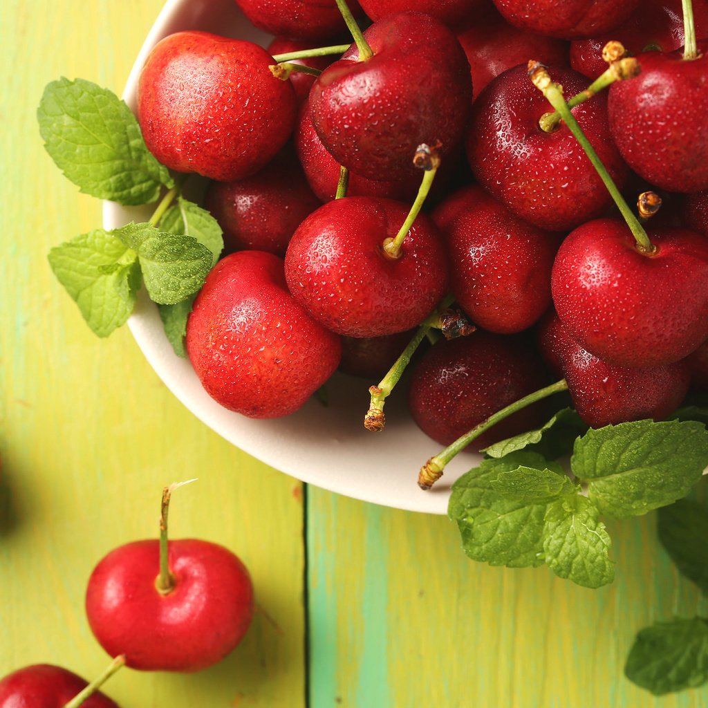 Обои мята, красные, ягоды, вишни, mint, red, berries, cherry разрешение 2048x1365 Загрузить