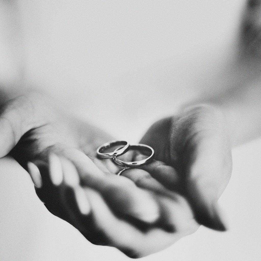 Обои чёрно-белое, руки, кольца, обручальные, black and white, hands, ring, wedding разрешение 3240x2160 Загрузить