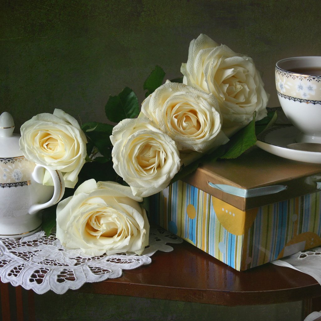 Обои розы, чашка, чай, салфетка, коробка, натюрморт, сахарница, roses, cup, tea, napkin, box, still life, sugar bowl разрешение 1920x1198 Загрузить