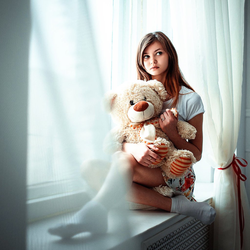 Обои девушка, настроение, медведь, игрушка, окно, плюшевый мишка, girl, mood, bear, toy, window, teddy bear разрешение 2000x1125 Загрузить