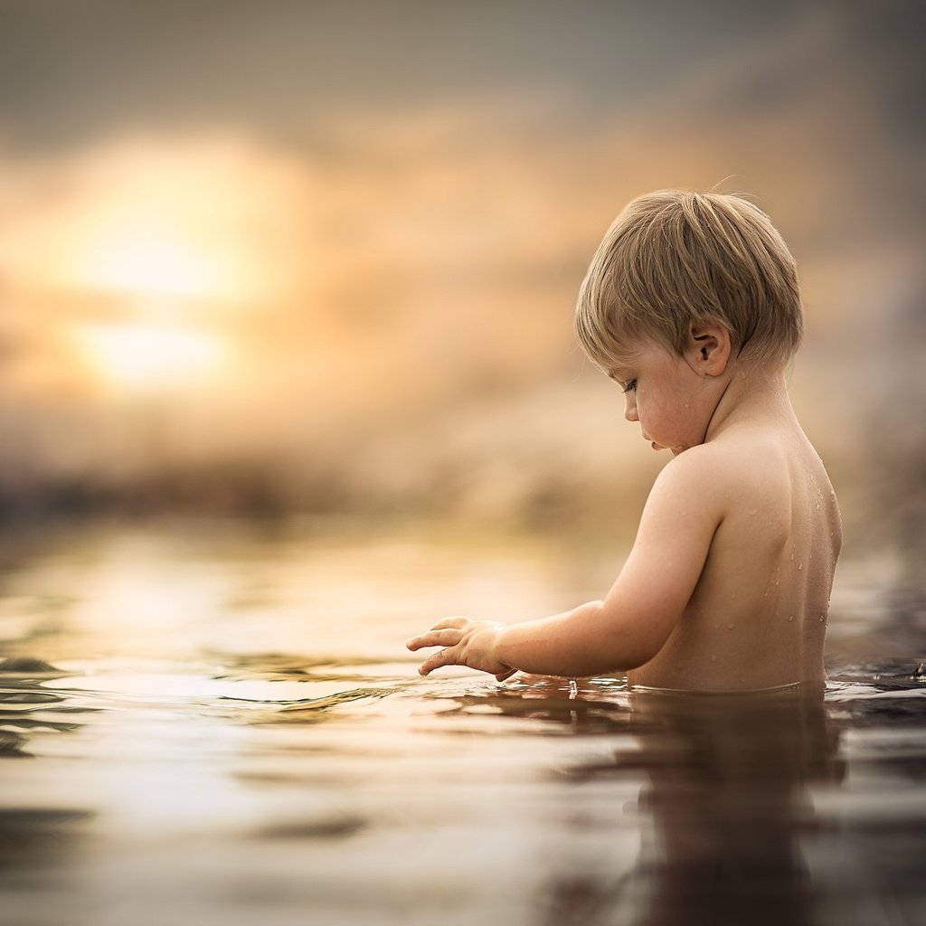 Обои вода, солнце, закат, маленький, дети, ребенок, мальчик, water, the sun, sunset, small, children, child, boy разрешение 2048x1365 Загрузить