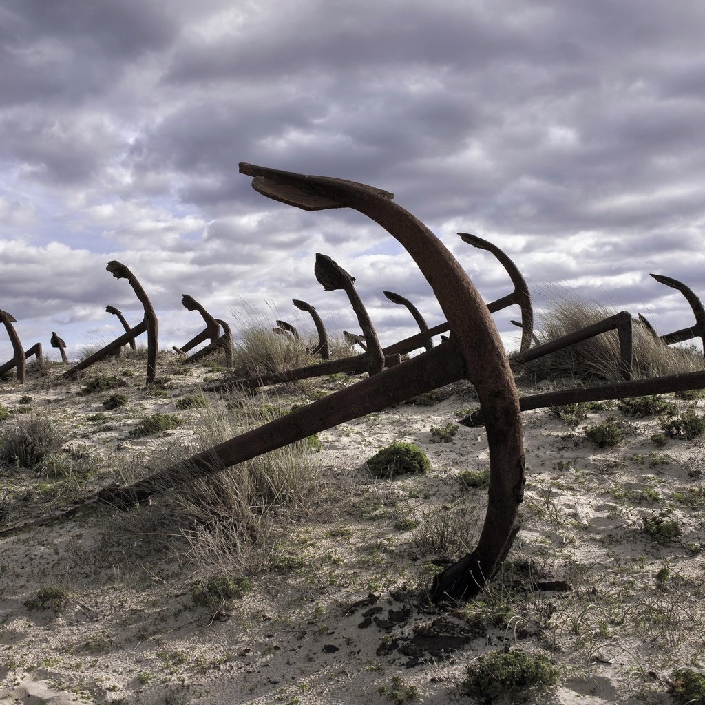 Обои небо, облака, берег, песок, пляж, якорь, the sky, clouds, shore, sand, beach, anchor разрешение 2048x1332 Загрузить