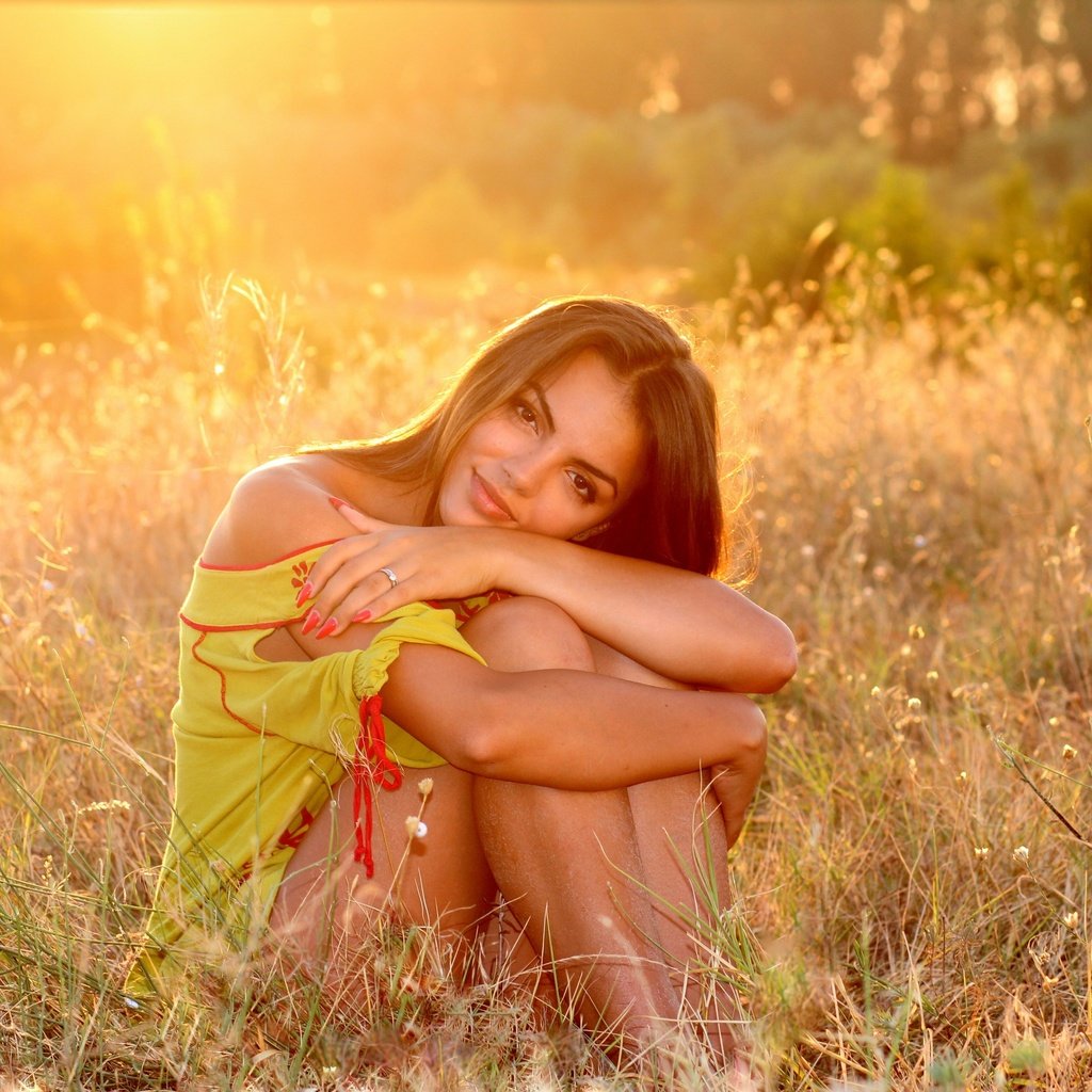 Обои трава, девушка, улыбка, взгляд, луг, волосы, grass, girl, smile, look, meadow, hair разрешение 4000x2667 Загрузить