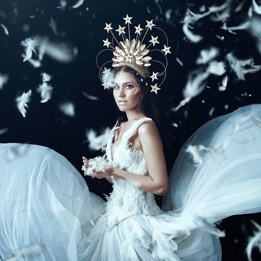 Обои стиль, девушка, платье, перья, пух, корона, bella kotak, odette, jael lloyd, style, girl, dress, feathers, fluff, crown разрешение 2048x1537 Загрузить