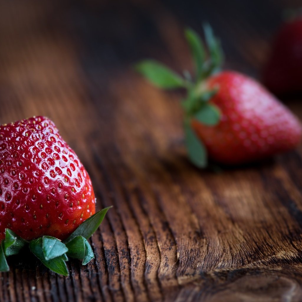 Обои макро, клубника, стол, ягоды, вкусно, macro, strawberry, table, berries, delicious разрешение 2880x1800 Загрузить