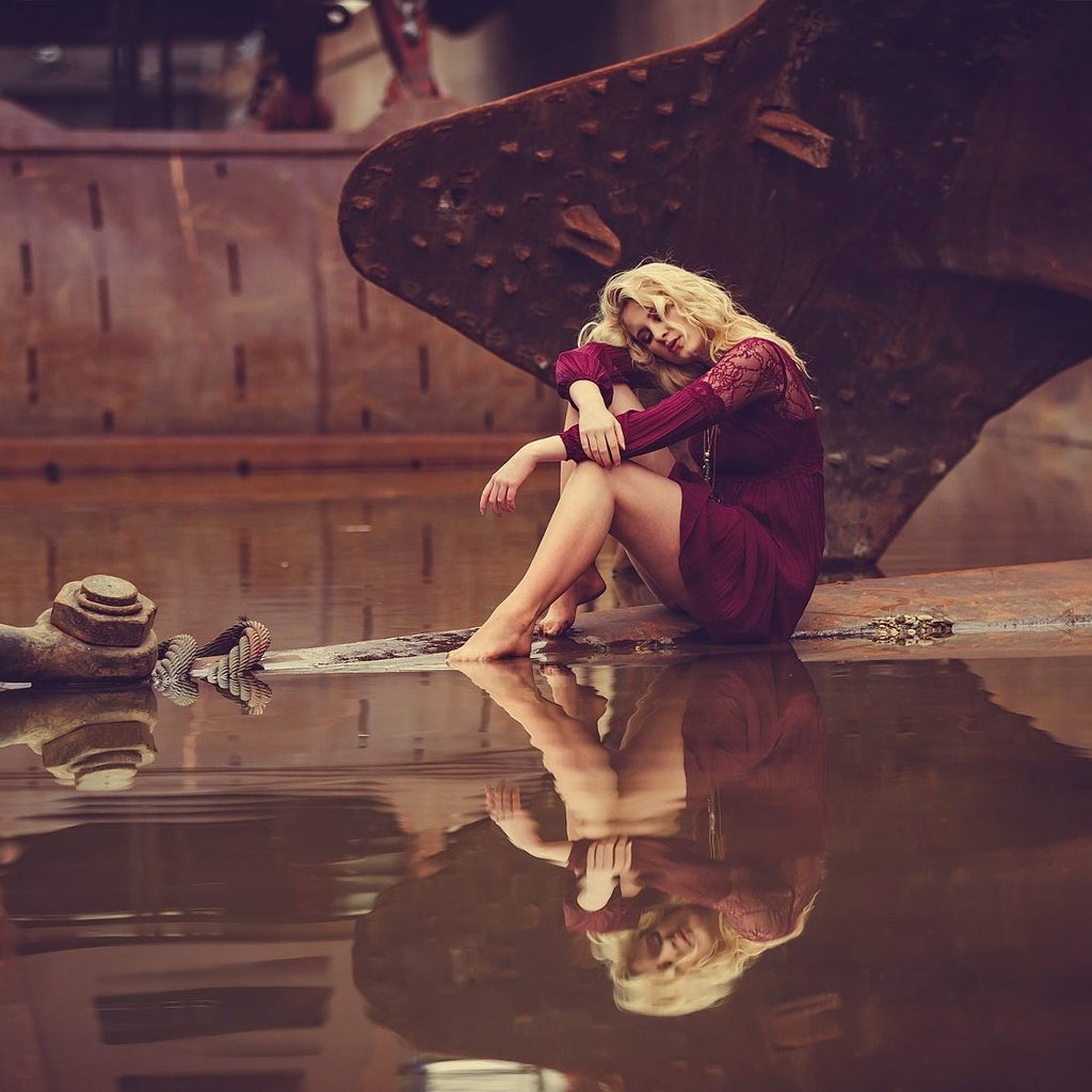 Обои девушка, отражение, платье, блондинка, ножки, якорь, в воде, girl, reflection, dress, blonde, legs, anchor, in the water разрешение 2000x1125 Загрузить
