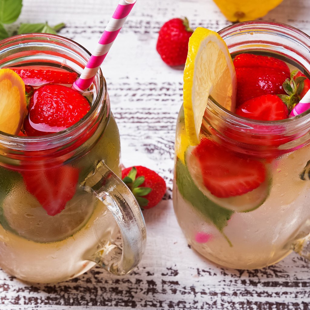 Обои мята, напиток, фрукты, клубника, лимон, ягоды, лайм, стаканы, mint, drink, fruit, strawberry, lemon, berries, lime, glasses разрешение 3840x2400 Загрузить