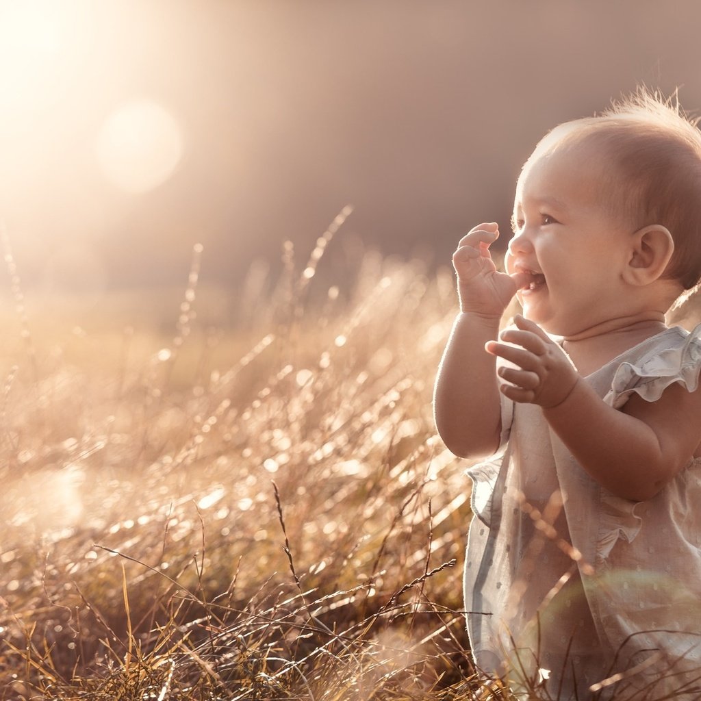 Обои свет, трава, природа, дети, радость, ребенок, малыш, рубашка, light, grass, nature, children, joy, child, baby, shirt разрешение 2000x1333 Загрузить