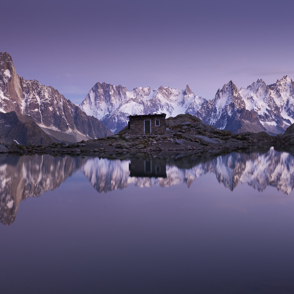 Обои озеро, горы, природа, отражение, домик, lake, mountains, nature, reflection, house разрешение 3840x2400 Загрузить