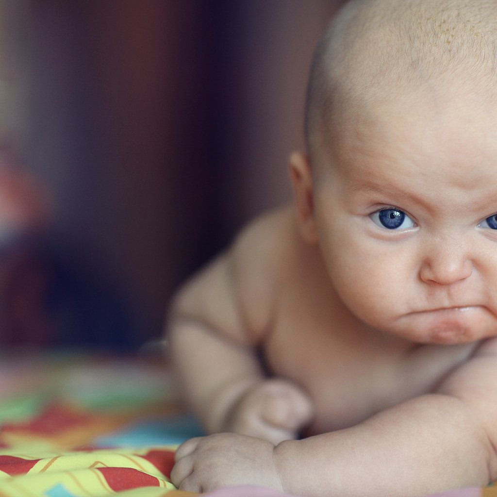 Обои глаза, портрет, взгляд, лежит, ребенок, малыш, мимика, eyes, portrait, look, lies, child, baby, facial expressions разрешение 4000x2667 Загрузить