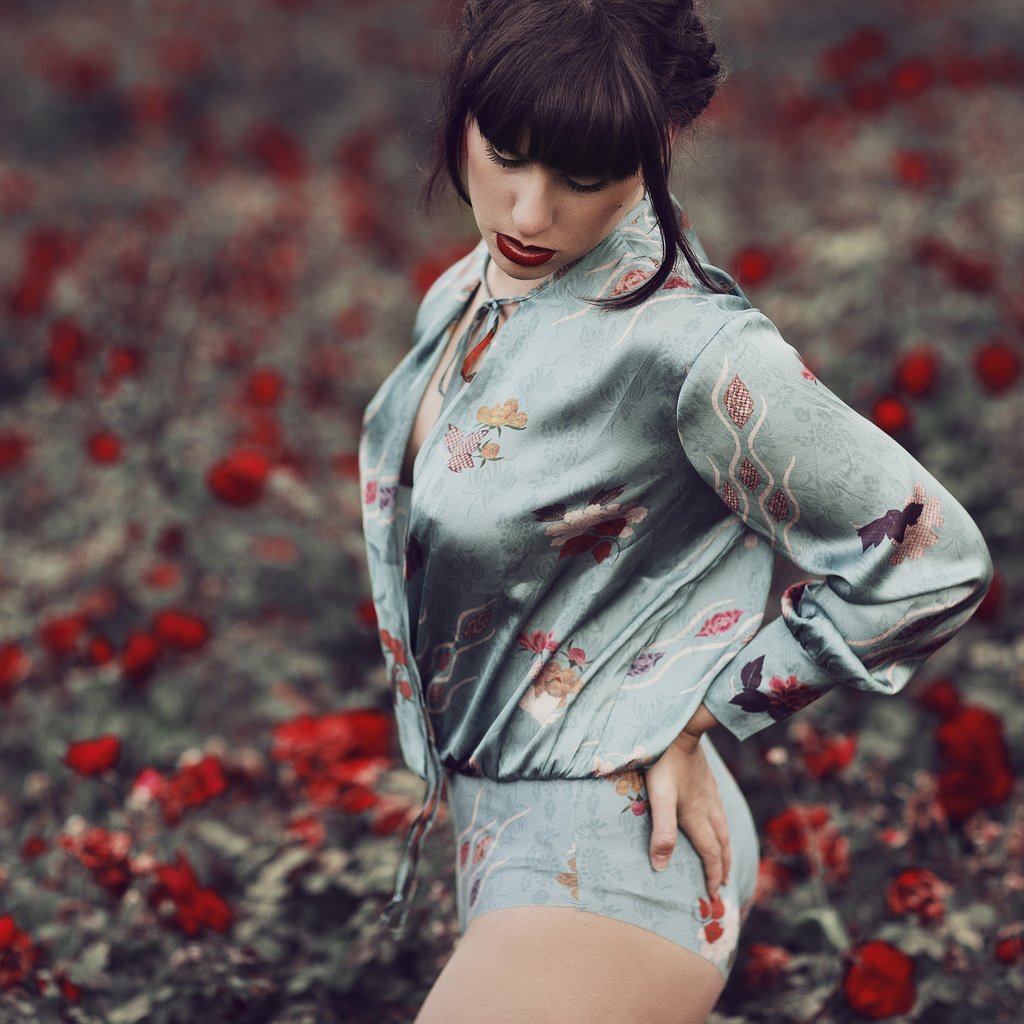 Обои цветы, девушка, поза, модель, волосы, губы, лицо, mara saiz, flowers, girl, pose, model, hair, lips, face разрешение 2048x1365 Загрузить