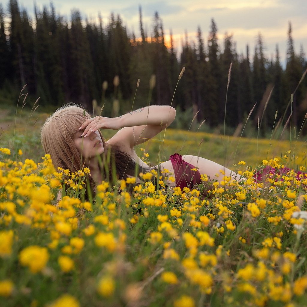 Голая жена отдыхает на поляне 32 фото эротики