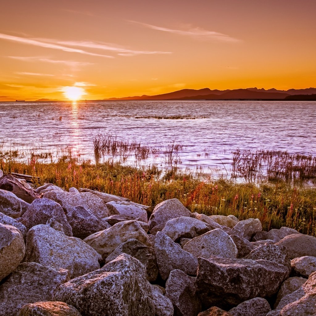 Обои небо, озеро, солнце, камни, берег, лучи, утро, горизонт, the sky, lake, the sun, stones, shore, rays, morning, horizon разрешение 2048x1365 Загрузить