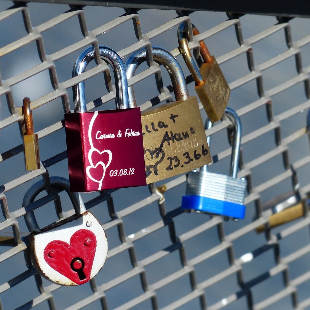 Обои замок, забор, сетка, символ, любовь, решетка, замки, castle, the fence, mesh, symbol, love, grille, locks разрешение 4000x3000 Загрузить