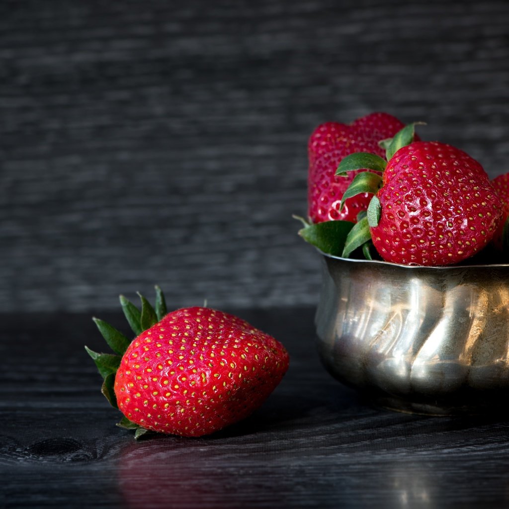 Обои металл, клубника, доски, темный фон, ягоды, миска, metal, strawberry, board, the dark background, berries, bowl разрешение 6016x3384 Загрузить