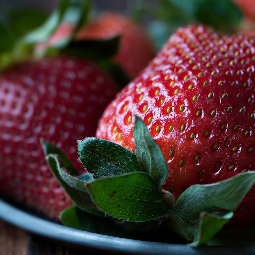 Обои макро, фон, клубника, ягоды, тарелка, macro, background, strawberry, berries, plate разрешение 3771x2122 Загрузить