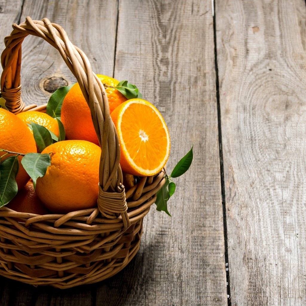 Обои фрукты, апельсины, корзинка, цитрусы, деревянная поверхность, fruit, oranges, basket, citrus, wooden surface разрешение 2560x1591 Загрузить