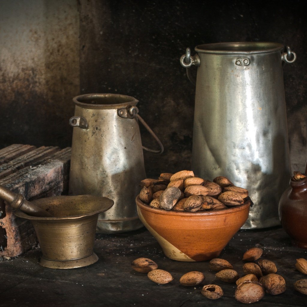 Обои орехи, кирпич, натюрморт, миндаль, бидон, ступка, утварь, nuts, brick, still life, almonds, cans, mortar, utensils разрешение 3708x2440 Загрузить