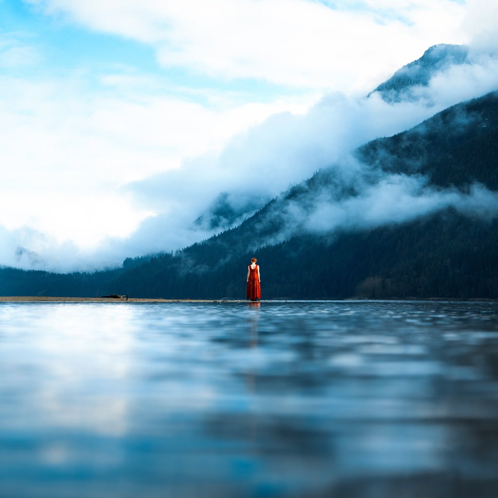 Обои вода, озеро, горы, девушка, платье, туман, гладь, lizzy gadd, water, lake, mountains, girl, dress, fog, surface разрешение 2048x1365 Загрузить