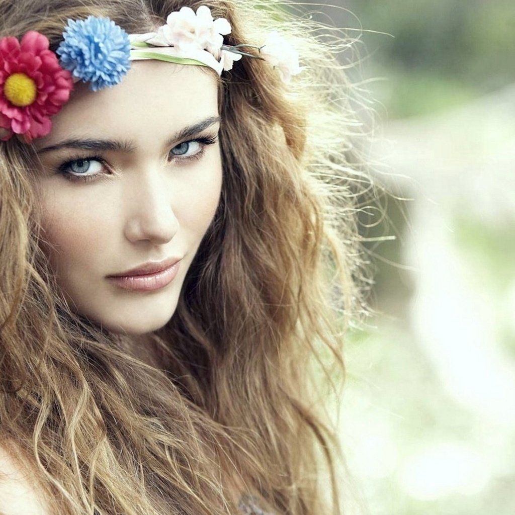 Обои цветы, девушка, портрет, взгляд, волосы, лицо, венок, flowers, girl, portrait, look, hair, face, wreath разрешение 1920x1080 Загрузить