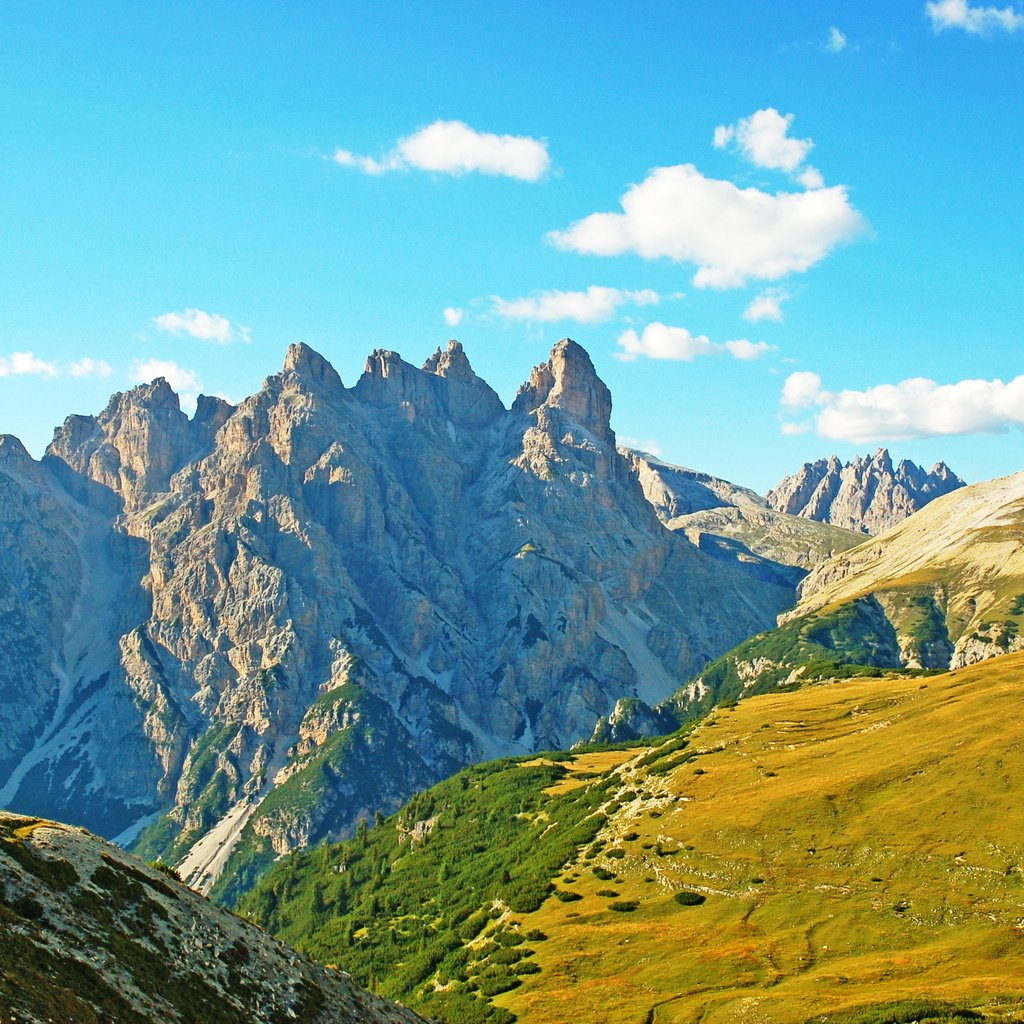 Обои небо, облака, горы, лето, италия, пастбище, альпы, пастбища, the sky, clouds, mountains, summer, italy, pasture, alps, pastures разрешение 2584x1718 Загрузить