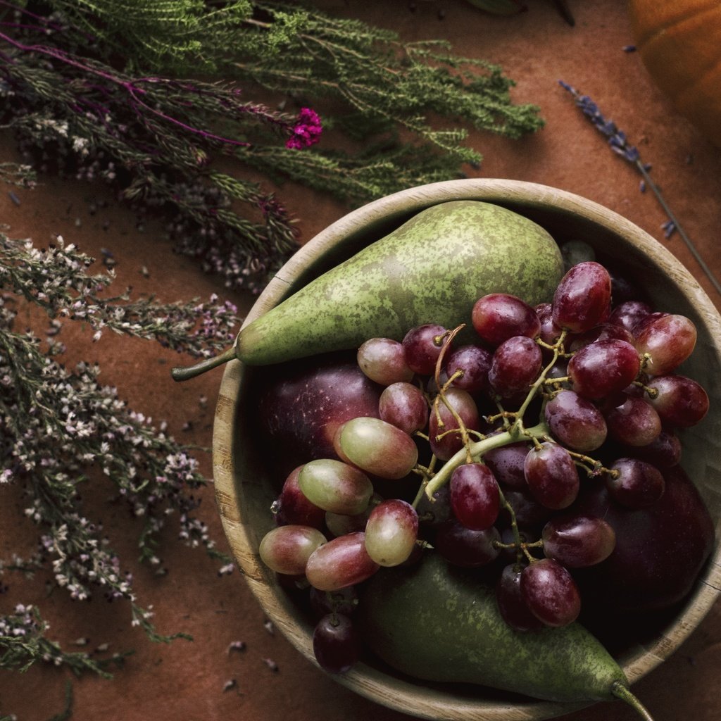 Обои виноград, фрукты, яблоки, полевые цветы, груши, миска, grapes, fruit, apples, wildflowers, pear, bowl разрешение 3320x2752 Загрузить