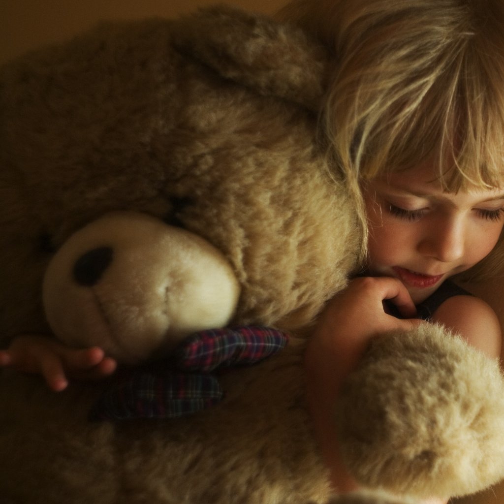 Обои медведь, девочка, игрушка, лицо, ребенок, руки, светлые волосы, обнимает, bear, girl, toy, face, child, hands, blonde hair, hugs разрешение 2430x1974 Загрузить