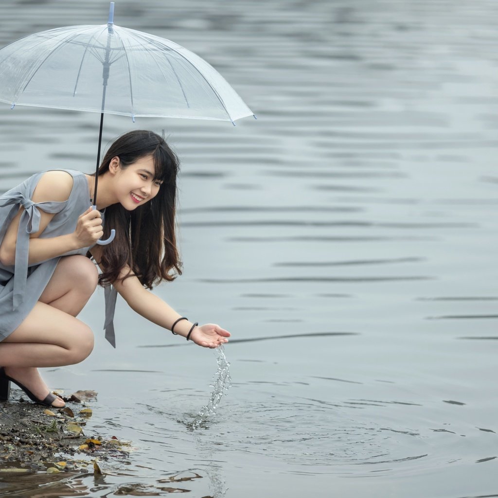 Обои вода, девушка, улыбка, взгляд, волосы, зонт, лицо, азиатка, water, girl, smile, look, hair, umbrella, face, asian разрешение 5583x3363 Загрузить