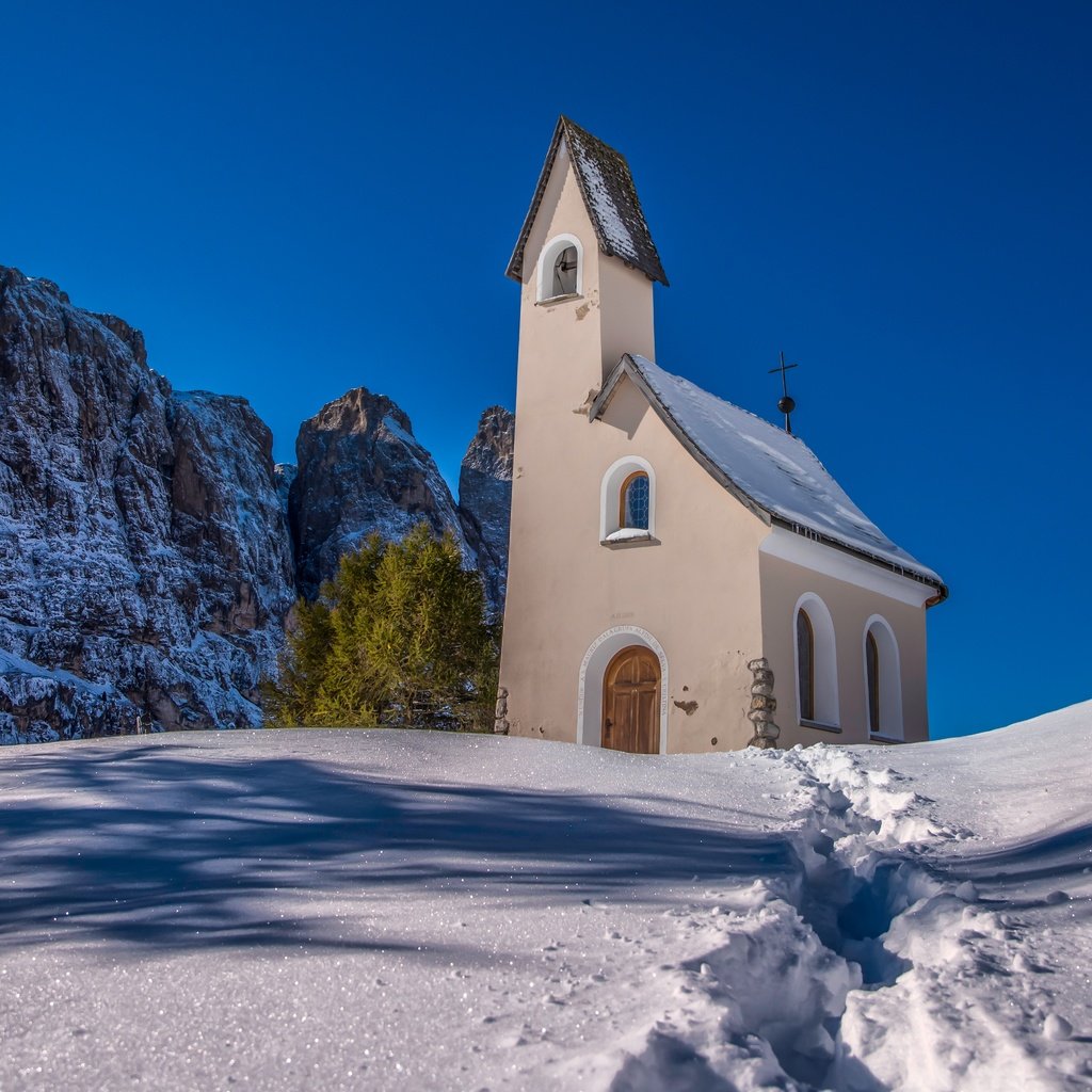 Обои горы, снег, италия, часовня, сугробы, южный тироль, dolomites, mountains, snow, italy, chapel, the snow, south tyrol разрешение 7360x3972 Загрузить