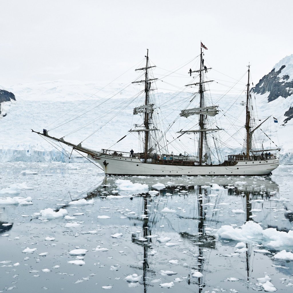 Обои горы, снег, море, парусник, лёд, антарктика, mountains, snow, sea, sailboat, ice, antarctica разрешение 2112x1188 Загрузить