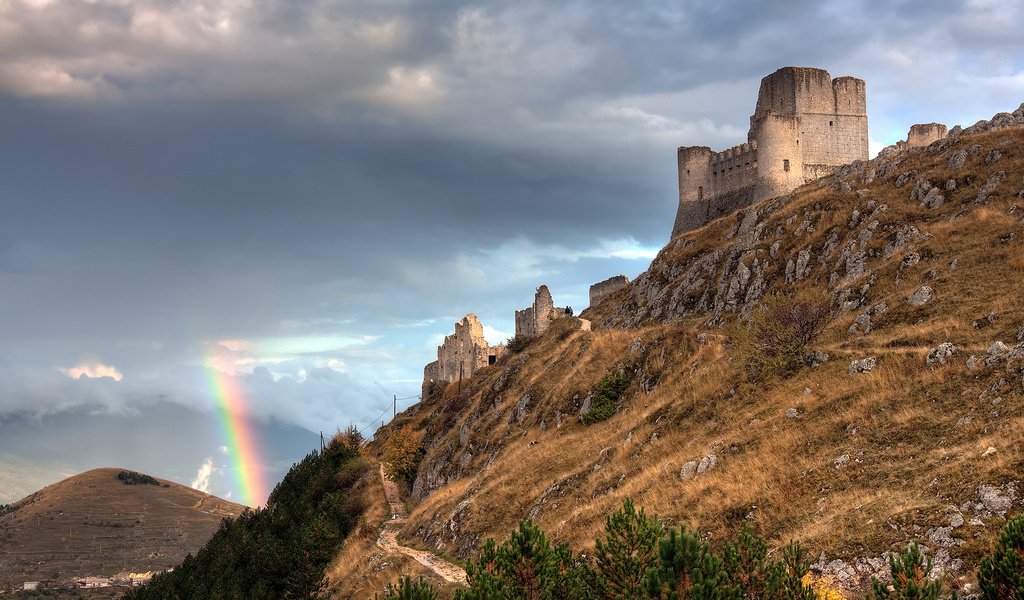 Обои развалины, радуга, италия, rainbow and the castle, abruzzo italy, крепость, the ruins, rainbow, italy, fortress разрешение 2560x1600 Загрузить