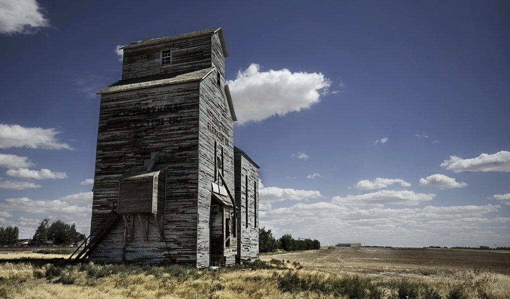 Обои облака, поле, здание, амбар, clouds, field, the building, the barn разрешение 2560x1600 Загрузить