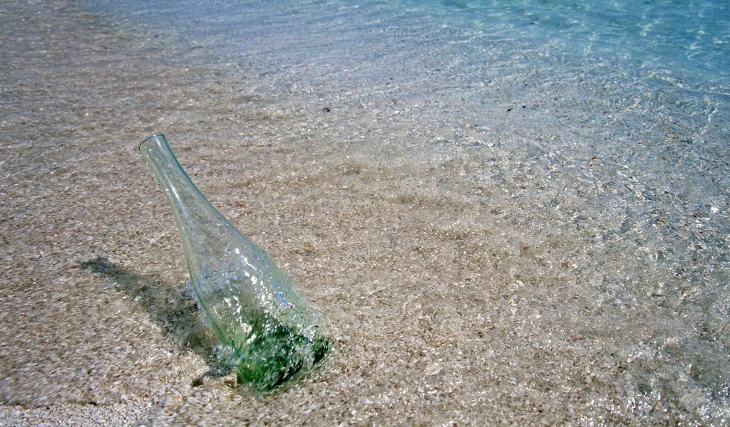 Обои берег, песок, джин, волна, прибой, послание, бутылка, shore, sand, gin, wave, surf, message, bottle разрешение 1920x1200 Загрузить
