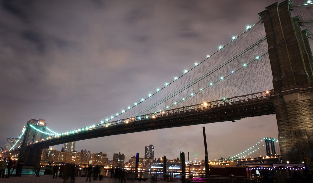 Обои огни, люди, мост, нью-йорк, lights, people, bridge, new york разрешение 2560x1600 Загрузить